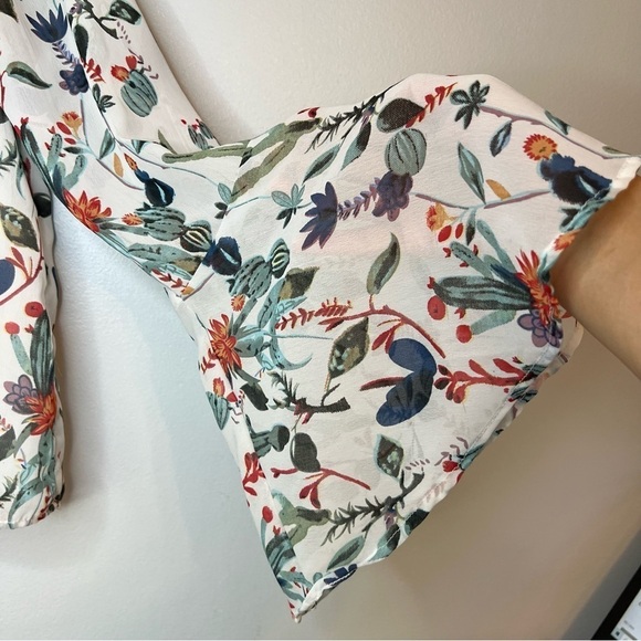 Walter Baker Women's Pullover Blouse Floral Bell Sleeve Tie Neck Lined Flowy M - Picture 5 of 9